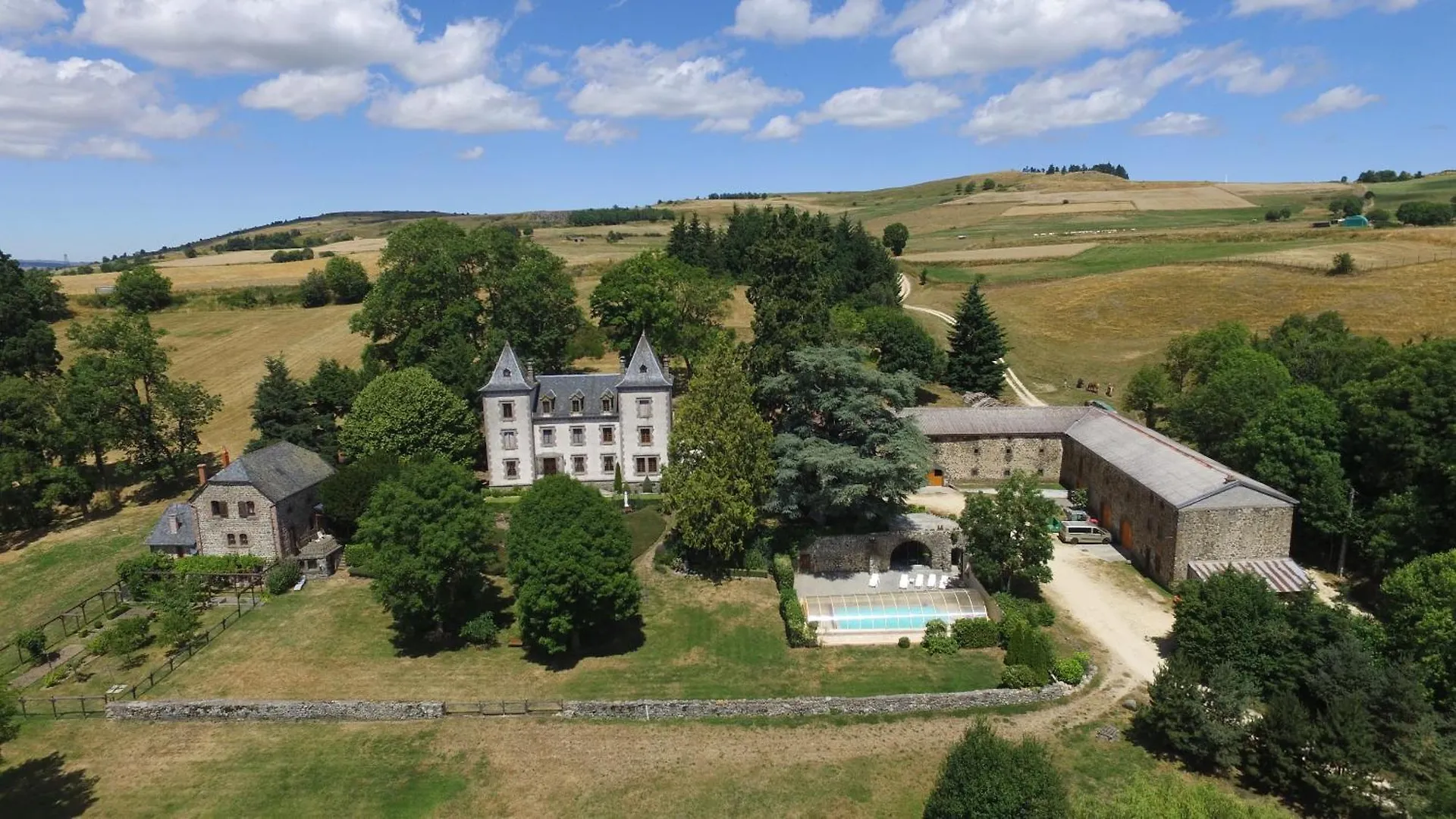 Gites Au Chateau De Vernieres Talizat 0*,  France